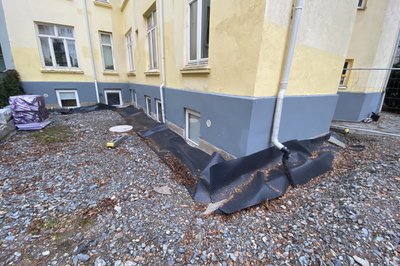 Drenering ferdig, og masser lagt tilbake, høst 2018. Papp lagt ut av oss for å skjerme mot regn enn så lenge.