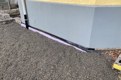 Ekstra isolasjon og tildekking med grus/singel. Taknedløp rettet.