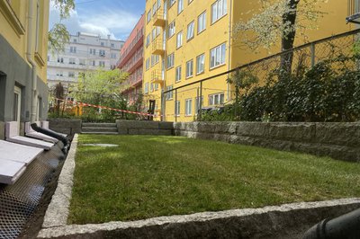 1.mai 2019, begynner å bli grønt. Gjenstår nå å tette lufteluker helt, isolere vinduer, legge noe over isolasjon samt legge singel i grøft.