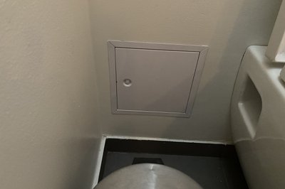 Luker for å sjekke lekkasje bak sisterne, med sensor og bryter koblet til vanntilførsel.