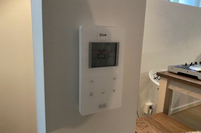 Styring av vannbåren gulvvarme. Dette var ikke en del av oppgjøret, men det var nødvendig for å unngå manuell justering.