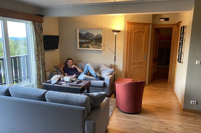 Bror slapper av på sofaen