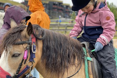 Begge barna fikk ri på hest på Beitostølen