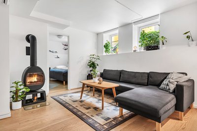 Stue mot peis (ilden er selvsagt tegnet inn, ingen som fyrer om sommeren)