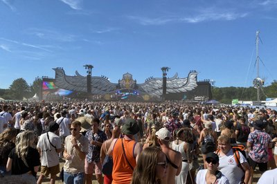 Main scene - crowded