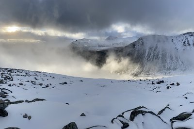 Tilbake ned fra Storronden. På toppen var det bare snø og tåke, men vi rastet noen minutter på toppen før vi gikk ned igjen.