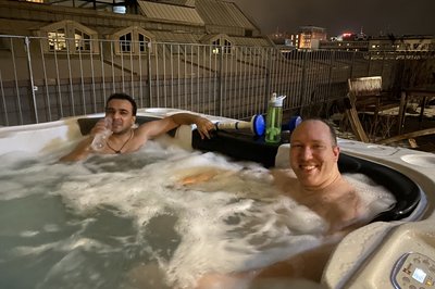 Vivek og Samuel nyter jacuzzien