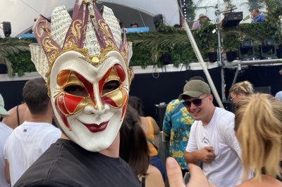 Flere med maske inspirert av Boris