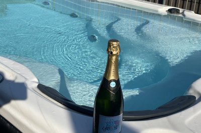 Feirer siste badeøkt med nybyttet vann i bassenget