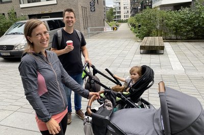 Søster og bror på trilletur