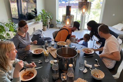 Søster og bror på middag