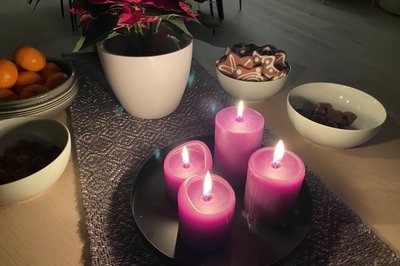 Mot advent, med hjemmelagde pepperkaker og mandariner