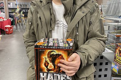 Ut på handletur i Sverige. Samuel på jakt etter fyrverkeri