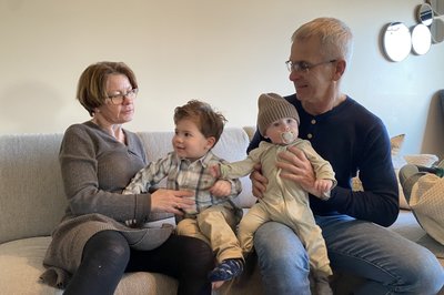 Feire Jakob 2 år, her sammen med besteforeldre og søskenbarn