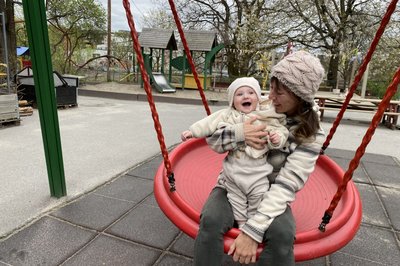 Med søster på lekeplass