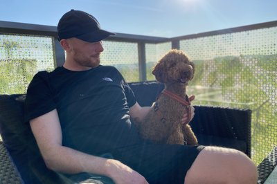 Grilling en varm solskinnsdag