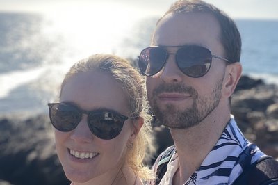 Her helt ut mot kysten forbi fyrtårnet