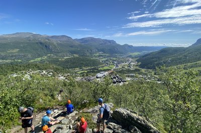 Vi klatret Via Ferrata. Det er et konsept med fastmontert sikring som Sveitsiske soldater brukte for å traversere alpene
