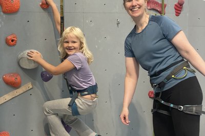 Her er vi i Kristiansand på klatresentret sammen med niesen til Vanja