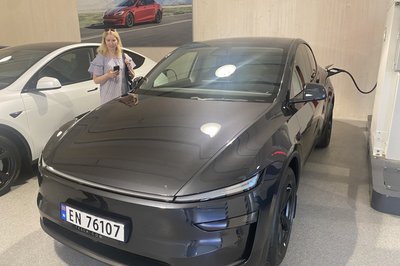 Hjemme igjen var den nye bilen vår endelig klar. Her er vi og henter den