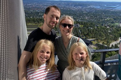 Zipline ned Holmenkollen. Mye venting og noen sekunder ned.