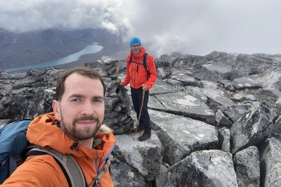 Her på toppen av tinden