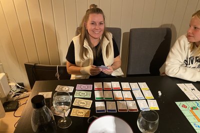 En tur i Melum. Gjett hvem som stakk av med alle penga i Monopol