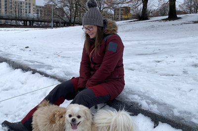 Her får Benii treffe en hund til veninner av oss