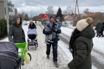 Med bror og søster på kafé og aketur