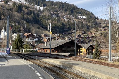 Ved den lokale togstasjonen, siste stoppet før gondol opp til toppen