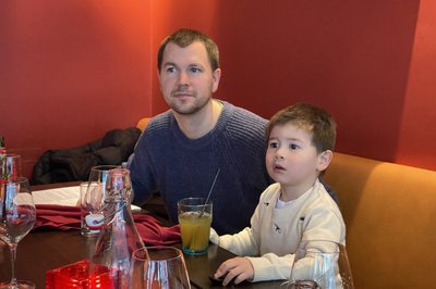 Feirer bursdag til bror
