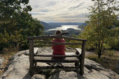 På skogstur opp fra Bear Mountain mot Perkins Memorial Tower