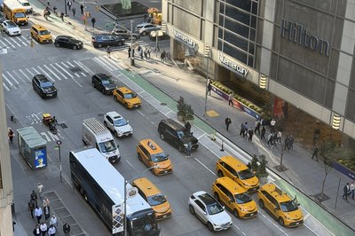 Fremme på hotellet på Manhattan. De ikoniske gule taxiene utenfor Hilton hotell rett over gaten. For et kaos av på- og avstigninger