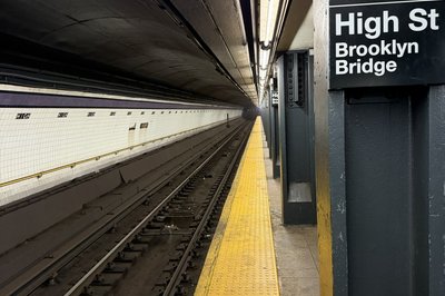 Subway. Slitt og bråkete. Men man kommer seg raskt rundt. Og det er nå veldig lett å betale med trådløse kort.