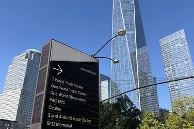 Vi var innom World Trade Center, hvor de to kraterne etter de gamle tårnene er gjort om til minnesmerker 